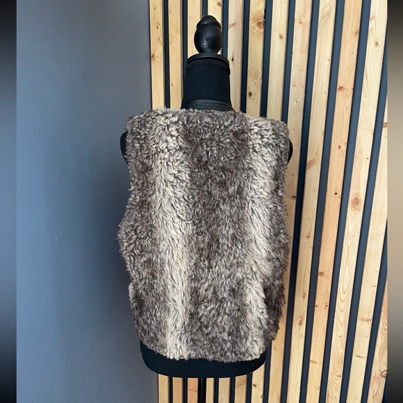 Faux Fur Vest - Picture 3 of 6